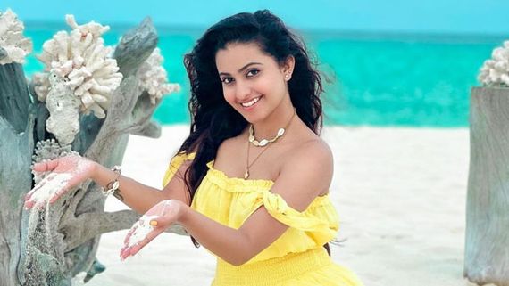 టాప్ విప్పేసి మరి దీపిక పిల్లి సొగసులు.. పొట్టి నిక్కరులో అలా పడుకుని చూపిస్తూ!