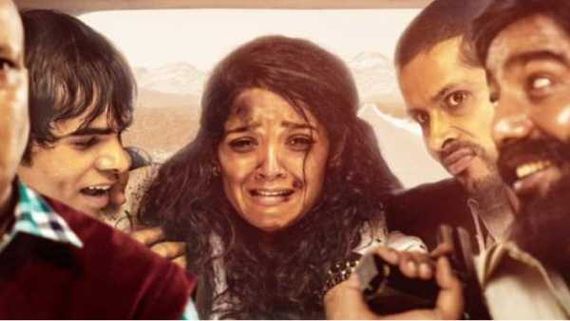 In Car Movie Review: కారులో అమ్మాయిపై ముగ్గురు మానభంగ ప్రయత్నం..  కథ, కథనాలు ఎలా సాగాయంటే? 