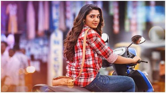 ఉప్పెన హీరోయిన్ కృతి శెట్టి వరుస ఫ్లాప్స్ కు కారణం ఆమె.. అత్యాశకు పోయి.. అసలు ఏం జరిగిందంటే?