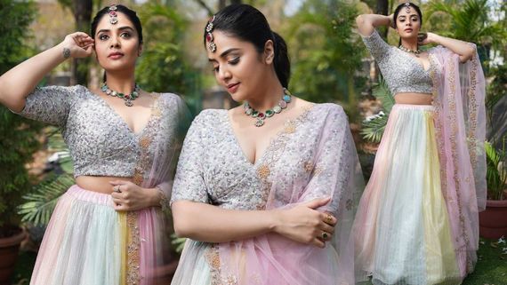  Sreemukhi: డ్రెస్ ఏదైనా అందాల ఆరబోత ఉండాల్సిందే.. మరోసారి క్లివేజ్ షోతో శ్రీముఖి రచ్చ!