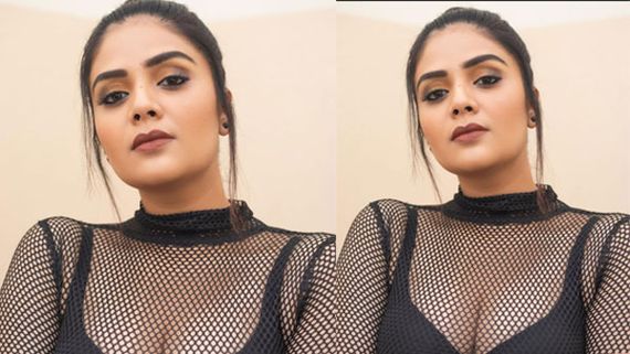 యాంకర్ శ్రీముఖి ఓవర్ డోస్ హాట్ షో.. ఎద గ్యాప్‌ను ఇలా కూడా చూపిస్తారా!