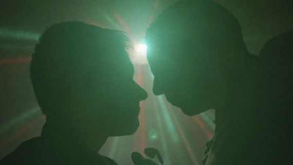 ముగ్గురు మగవాళ్లతో డైరెక్టర్ శృంగార లీలలు.. ఆ హోటల్ గదిలో రాసలీలలు!