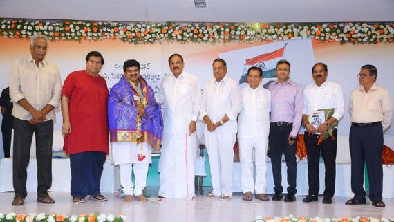 జొమాటో, స్విగ్గి కుటుంబ వ్యవస్థలను కూల్చేస్తున్నాయి.. వెంకయ్య నాయుడు సంచలన వ్యాఖ్యలు