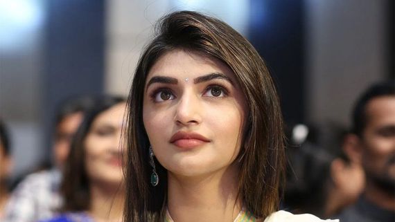 హీరోయిన్ శ్రీలీల పరువు తీసేసిన హైపర్ ఆది.. తండ్రి డ్రింకింగ్ గురించి చెబుతూ ఘోరంగా!