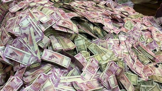  వెన్నెల కిషోర్ ఇంట్లో 2000 నోట్ల కట్టలు.. ఫోటో తీసి బయటపెట్టిన మంచు విష్ణు