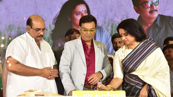 దుష్ణశక్తులు నా జీవితాన్ని నాశనం చేశాయి.. ఓ శక్తిగా నా వెనుక.. ఆ ఇద్దరి కాళ్లకు మొక్కిన పవిత్రా లోకేష్