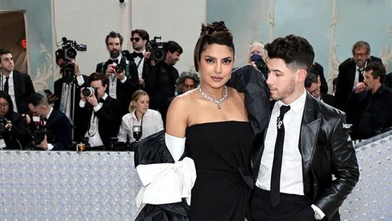 మెట్ గాలా ఈవెంట్‌లో భర్తతో ప్రియాంక సందడి.. ఆ లెగ్స్ అందాలతో హీటెక్కించిందిగా..