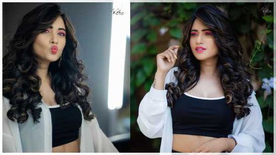 షర్ట్ విప్పేసి బ్రాలో యాంకర్ స్రవంతి ఓవర్ ఎక్స్‌పోజింగ్.. బొXX ఉందంటూ ఘోరంగా!