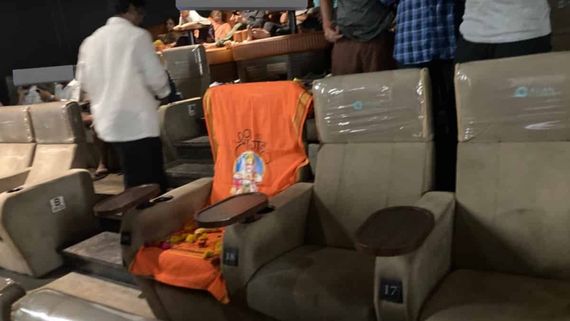 Adipurush: ఆంజనేయుని సీటులో కూర్చున్న వ్యక్తి.. వాళ్ళ రియాక్షన్ కు అందరూ షాక్!