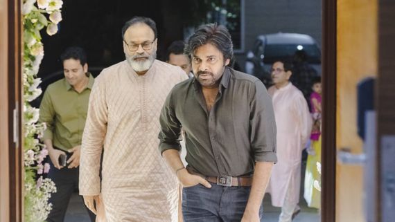   వరుణ్ తేజ్ ఎంగేజ్మెంట్ లో బయటపడిన పవర్ స్టార్ న్యూ లుక్.. స్టన్ అయ్యేలా స్టైలిష్ లుక్