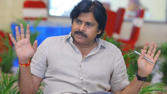 నా రెండు చెప్పులు పోయాయి.. ఆ వ్యక్తిని పట్టుకొండి.. నా చెప్పులు ఇప్పించండి.. పవన్ కల్యాణ్