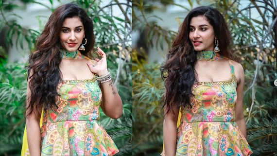 యాంకర్ విష్ణుప్రియ క్లీవేజ్ షో: ఊరించే ఫోజులతో టెంప్ట్ చేసేలా!