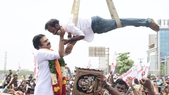 కమల్ హాసన్ టైపులో పవన్‌‌కు పూలమాల వేసిన ఫ్యాన్.. ఇదెక్కడి స్వాగతం బ్రో (వీడియో)