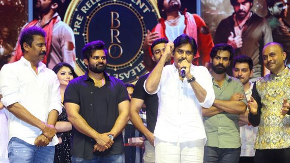 సినీ హీరోలు దోపిడిలు చేయరు.. వాళ్ల మాదిరిగా కబ్జాలు చేయరు.. ఏపీలో ఆ పరిస్థితి ఆ ఇద్దరి వల్లే.. పవన్ కల్యాణ్