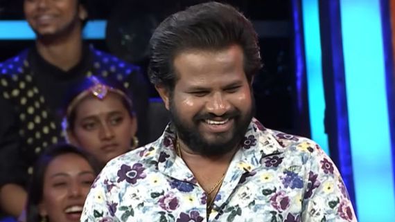  హైపర్ ఆది బండారం బయటపెట్టిన యాంకర్: అక్కడ పట్టుకున్నాడు.. చెప్పులు, రాళ్లతో కొట్టాలి అంటూ!