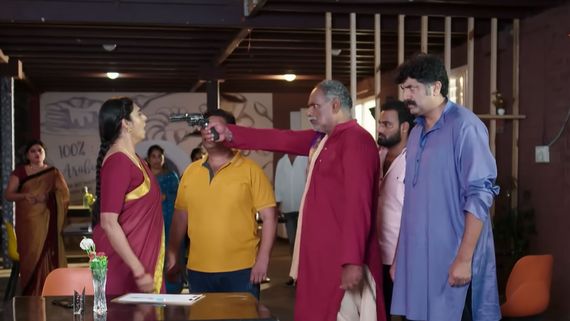 Intinti Gruhalakshmi: క్యాంటీన్‌లో సీన్ చూసి విక్రమ్ షాక్.. లాస్యకు మాజీ భర్త ఝలక్.. నందూ చేతిలో గన్