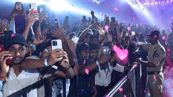 Kushi Musical Concert మీడియా, మహిళలపై పోలీసుల దౌర్జన్యం.. బాధ్యతారాహిత్యంగా మైత్రీ నిర్వాహకులు