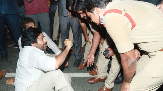 ఆంధ్రాకు వెళ్లాలంటే వీసా, పాస్‌పోర్టు కావాలా? పవన్ కల్యాణ్ కామెంట్స్ వైరల్!