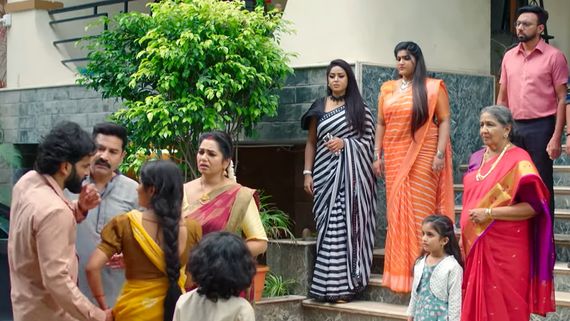 Naga Panchami October 7th: ఇంటికి చేరుకున్న పంచమి, మోక్షలు - లోపలికి రానివన్ని కుటుంబ సభ్యులు, ఏం జరగనుంది?