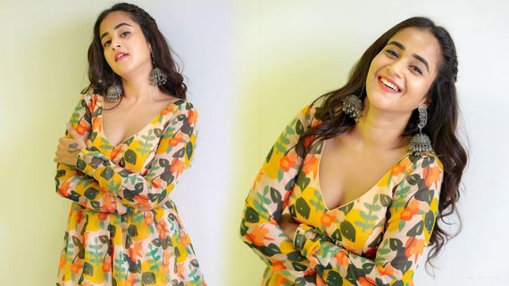 Deepthi Sunaina: గ్లామర్ గేట్లు లేపేసిన దీప్తి సునైనా.. క్లోజప్‌లో షాట్స్‌తో కాక రేపేలా!