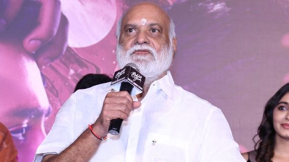 ముద్దులు లేకుండా సినిమానా? సుమ ముందే చిలిపిగా రాఘవేంద్రరావు కామెంట్