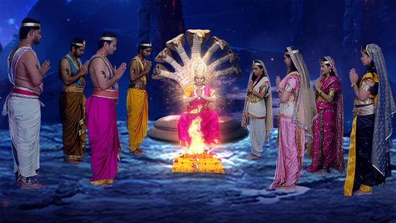 Naga Panchami: నాగదేవత ఉగ్రతాండవం.. కరాళీని తోకతో కట్టి... మోక్షపైకి దూసుకొస్తున్న ఐదు తలల పంచమి పాము!