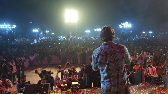 గుంటూరు కారం ఈవెంట్‌లో ఊహించని ప్రమాదం.. పోలీసులు, ఫ్యాన్స్‌కు తీవ్ర గాయాలు