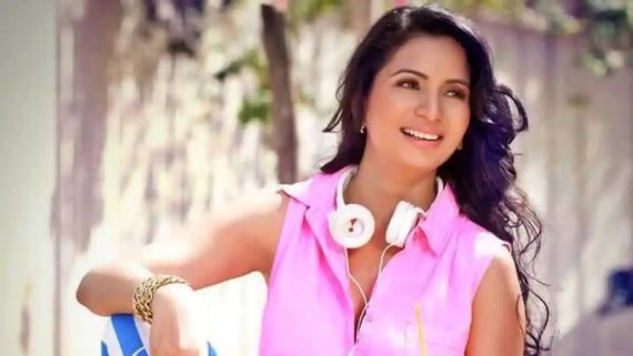 సినీ పరిశ్రమలో తీవ్ర విషాదం.. ఉరి వేసుకొని యువ నటి ఆత్మహత్య!