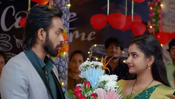 Brahmamudi February 24th ప్రేమను బయటపెట్టిన రాజ్.. అందరి ముందు కళావతికి ప్రపోజ్ చేసి సర్ ప్రైజ్!