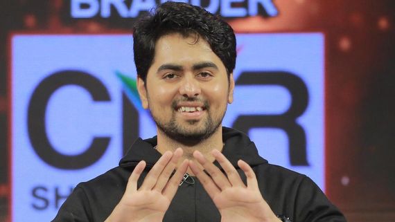 ప్రేమలో పడ్డ బిగ్ బాస్ జెస్సీ.. నేరుగా స్టేజ్ మీదే ఆ పని చేయడంతో!