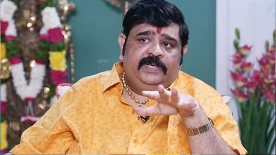 Venu Swamy హీరోయిన్​తో వేణుస్వామి అరాచకం... ఏకంగా వైన్ బాటిల్ పెట్టుకుని మరీ అలా!