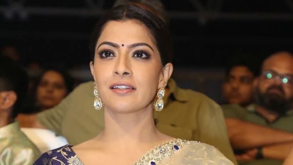 ప్రెగ్నెన్సీ సీక్రెట్ బయట పెట్టిన వరలక్ష్మి.. అనుకోకుండానే జరిగిపోయింది అంటూ!