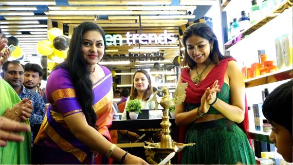 42 ఏళ్ల వయసులో నమిత లేటేస్ట్ ఫిగర్ చూశారా? అబ్బో బ్యూటీ అలా అయిపోయిందేమిటి?