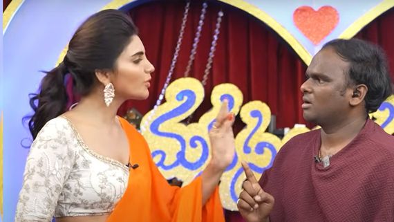 నడుము చూపించు.. ఇంత పొట్టి బట్టలా? ఇమ్ము నోటి దూల.. స్టేజి మీద ఏడ్చేసిన జబర్దస్త్ వర్ష!