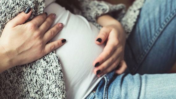  బుల్లితెర యాంకర్‌కు గట్టి షాక్.. తీర్థంలో అది కలిపి మరీ గర్భం వచ్చేలా చేసిన పూజారి!