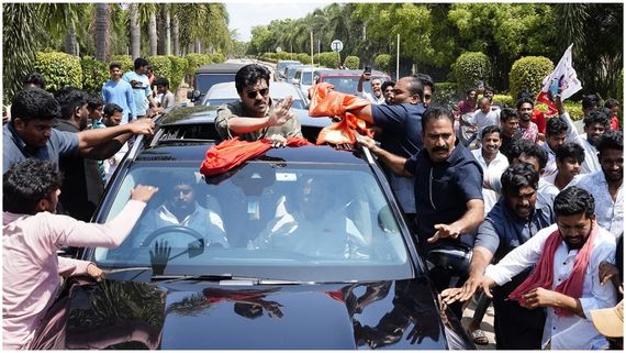 పిఠాపురంలో తల్లి సురేఖతో రాంచరణ్.. ఆ హీరోల ఫ్యాన్స్‌తో సీక్రెట్‌ మీటింగ్!