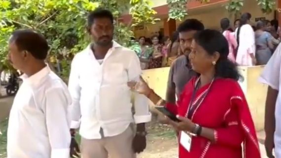 AP Elections వంగా గీత గారు.. గాజు గ్లాసుకు ఓటెయ్యండి.. క్యూలైన్‌లో వైసీపీ అభ్యర్థికి మాస్ ర్యాగింగ్!