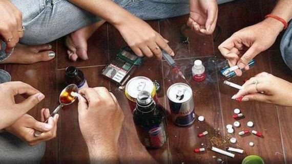 హైదరాబాద్‌లో డ్రగ్స్ రాకెట్ గుట్టురట్టు.. యువ హీరోల పేర్లు, ఫోటోలు తెరపైకి!