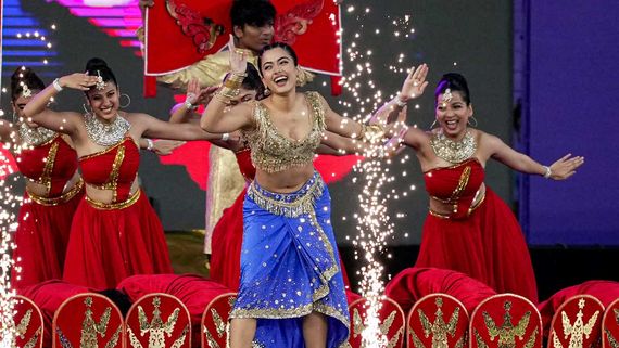 ఐపీఎల్, వరల్డ్ కప్‌లో ఫిల్మ్ స్టార్ష్ ఎందుకు డ్యాన్స్ చేస్తారో తెలుసా? 