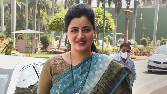 తెలుగు హీరోయిన్ నవనీత్ కౌర్‌ దారుణ ఓటమి.. నెటిజన్లు మరీ నీచంగా ట్రోలింగ్