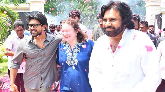 చిరంజీవి ఇంట్లో పవన్‌ విజయోత్సవం.. జనసేనాని భార్య ఏం పని చేసిందో మీరు గమనించారా? 