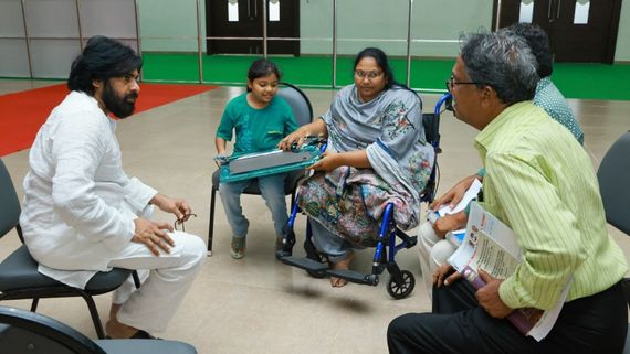 వైసీపీ ప్రభుత్వంలో అన్యాయం.. నా కూతురిది హత్యే.. పవన్‌ను కలిసిన సుగాలి ప్రీతి తల్లిదండ్రులు