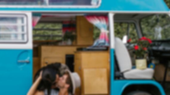 మేకప్ వ్యాన్‌లోనే హీరోయిన్‌తో శృంగార లీలలు.. హీరోను నగ్నంగా పట్టుకొన్న భార్య