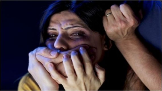 ఆఫర్ ఇస్తా కాంప్రమైజ్ అవుతావా? కౌగిలిలో బంధించి అత్యాచారయత్నం.. డైరెక్టర్‌పై హీరోయిన్ కేసు