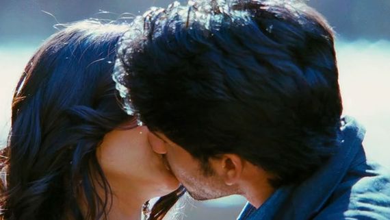 20 ఏళ్ల హీరోయిన్‌తో 50 ఏళ్ల స్టార్ హీరో లిప్‌లాక్.. మరో హీరో ఫ్యాన్స్ దారుణంగా ట్రోలింగ్!