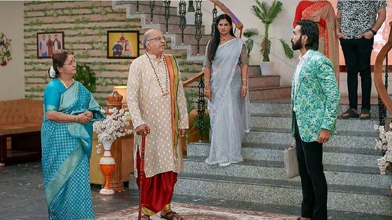 Brahmamudi October 24th episode : కళ్యాణ్‌‌‌కి షాకిచ్చిన లిరిక్ రైటర్.. రాజ్‌ని ఆటపట్టించిన అత్తాకోడళ్లు