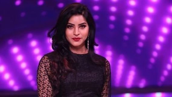 ట్రాన్స్‌జెండర్‌గా ఆపరేషన్ .. నా మొహం చూసుకుని, స్టేజ్‌పైనే ఎమోషనలైన బిగ్‌బాస్ పింకీ 