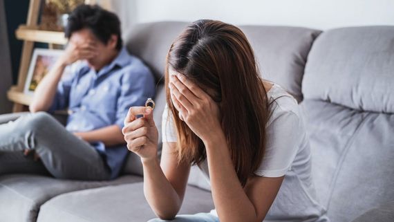 భార్యకు సూపర్ స్టార్ విడాకులు.. బాంబు పేల్చిన ప్రముఖ జ్యోతిష్యుడు