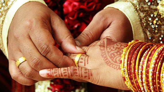 పెళ్లై పిల్లలున్న వ్యక్తితో బిగ్ బాస్ బ్యూటీ ప్రేమాయణం.. రహస్యంగా ఎంగేజ్మెంట్ 