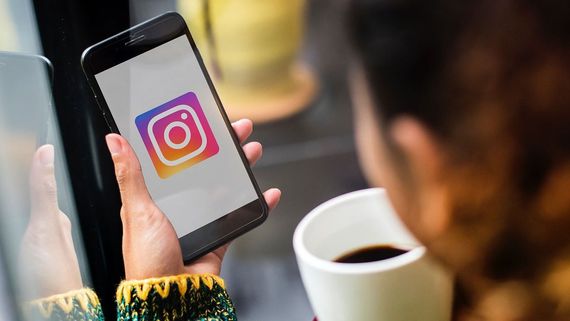 షాకిచ్చిన టాలీవుడ్ స్టార్ యాంకర్ .. ఇన్‌స్టాగ్రామ్‌లో ఆ పోస్ట్ డిలీట్, ఏకీపారేస్తోన్న నెటిజన్లు 